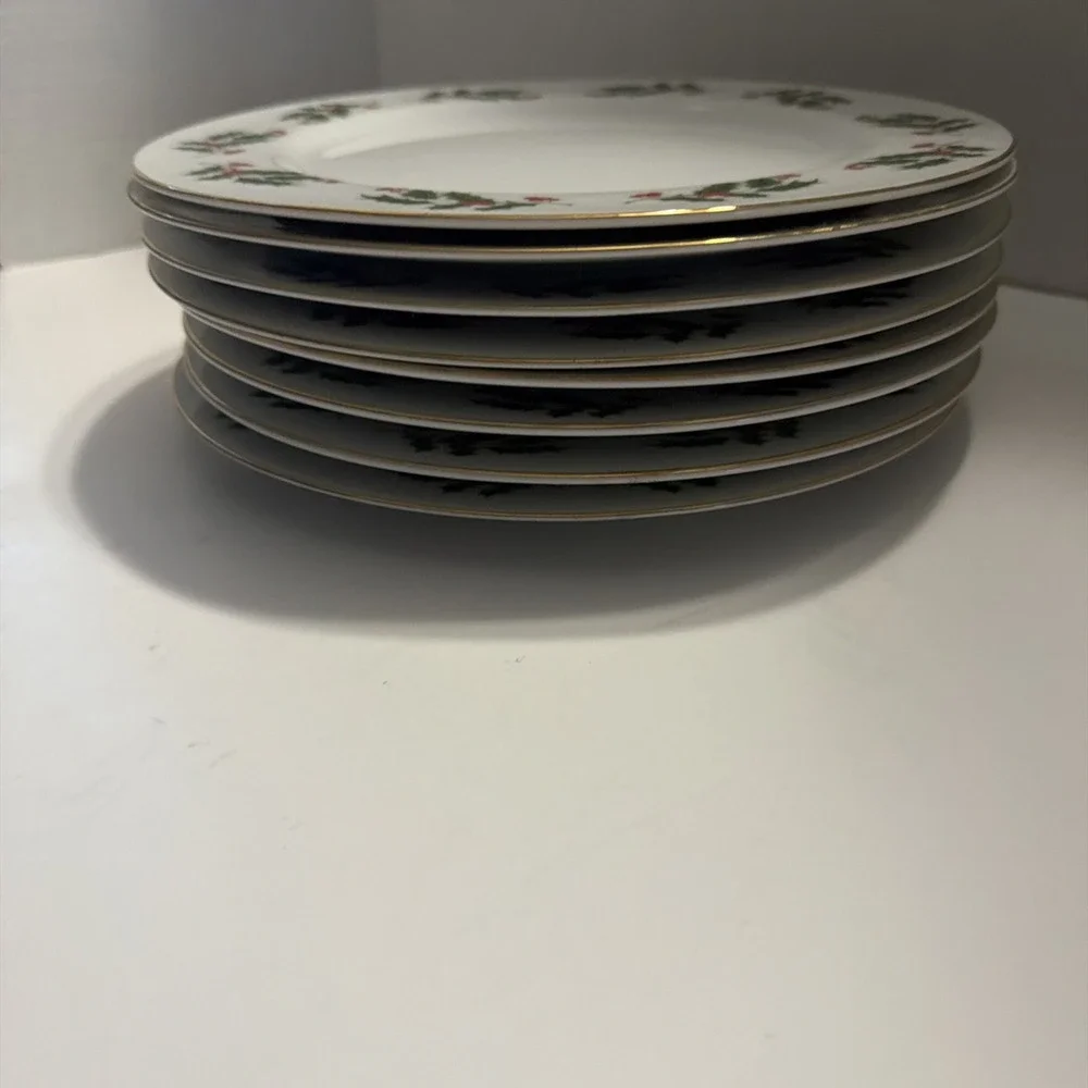 Vintage Christmas Holly Berry Dinner Plates Set of 8 Japan Gold Trim 10.5